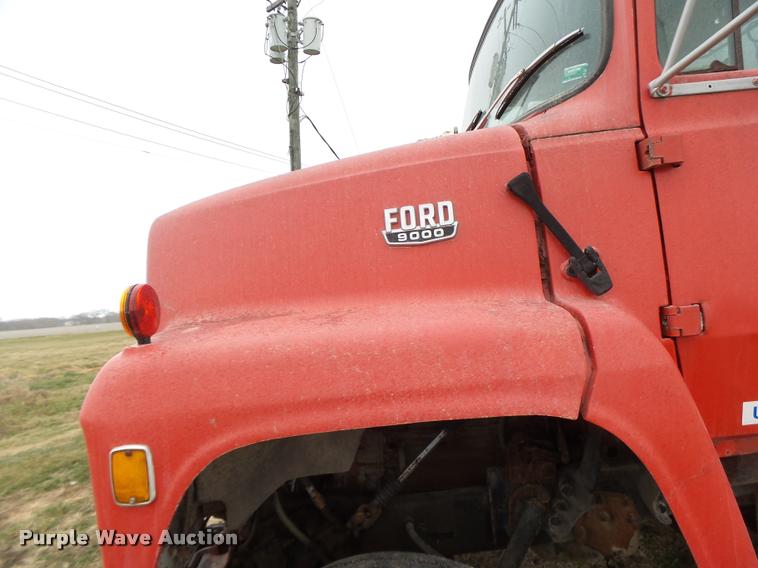 image for item DA3357 1984 Ford LNT9000 tender truck