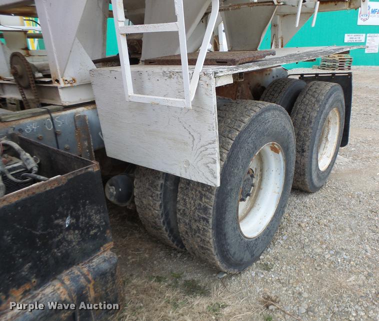 image for item DA3357 1984 Ford LNT9000 tender truck