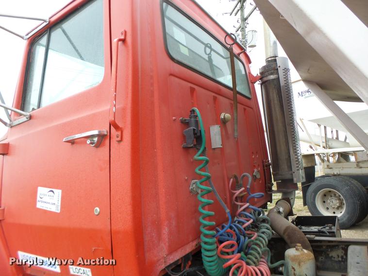 image for item DA3357 1984 Ford LNT9000 tender truck