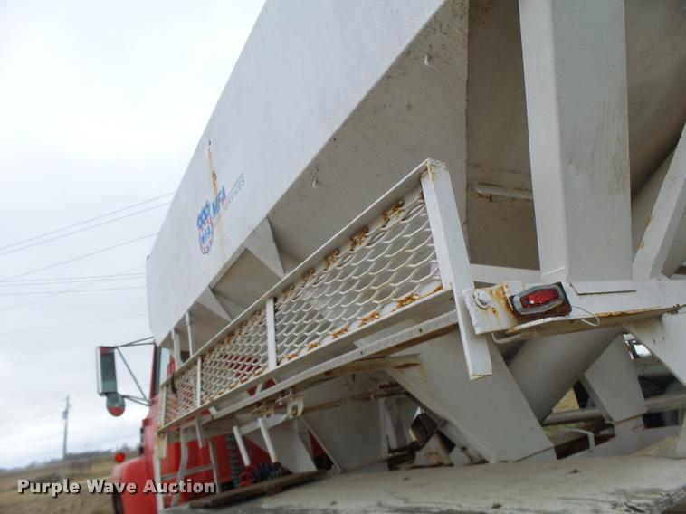 image for item DA3357 1984 Ford LNT9000 tender truck