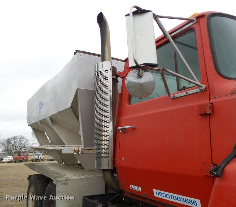 image for item DA3357 1984 Ford LNT9000 tender truck