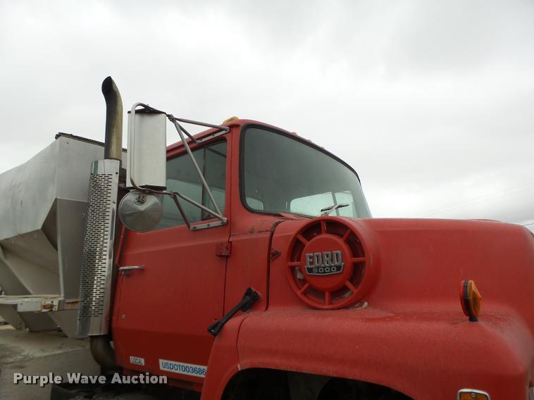 image for item DA3357 1984 Ford LNT9000 tender truck