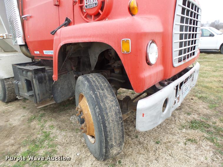 image for item DA3357 1984 Ford LNT9000 tender truck