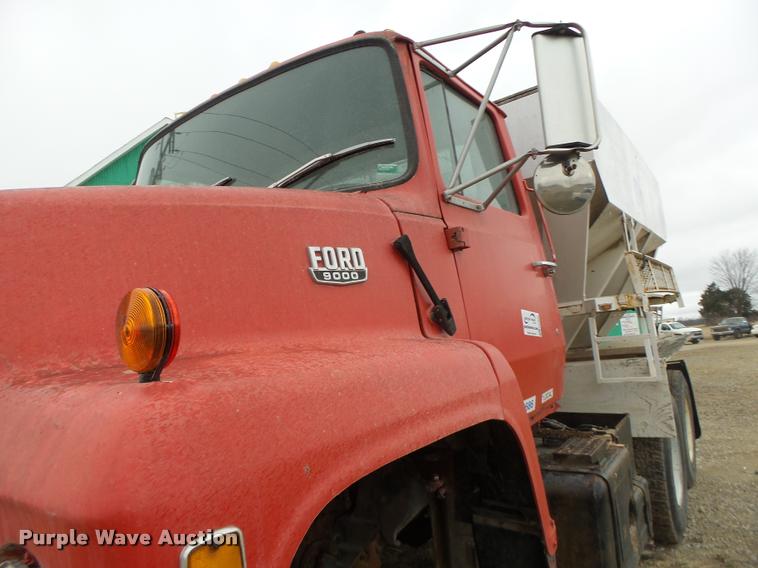 image for item DA3357 1984 Ford LNT9000 tender truck