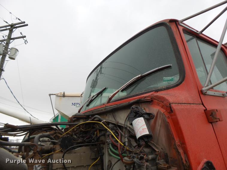 image for item DA3357 1984 Ford LNT9000 tender truck