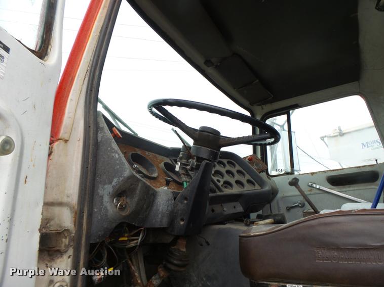 image for item DA3357 1984 Ford LNT9000 tender truck