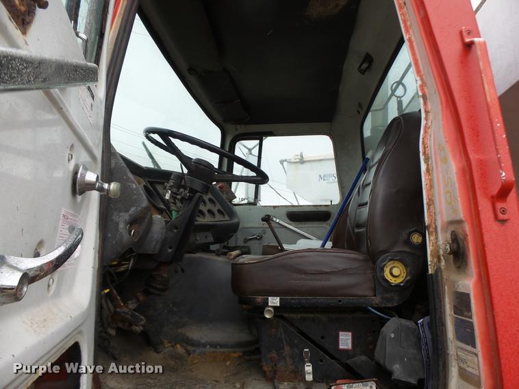 image for item DA3357 1984 Ford LNT9000 tender truck