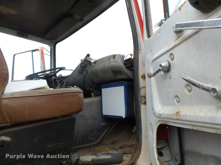 image for item DA3357 1984 Ford LNT9000 tender truck