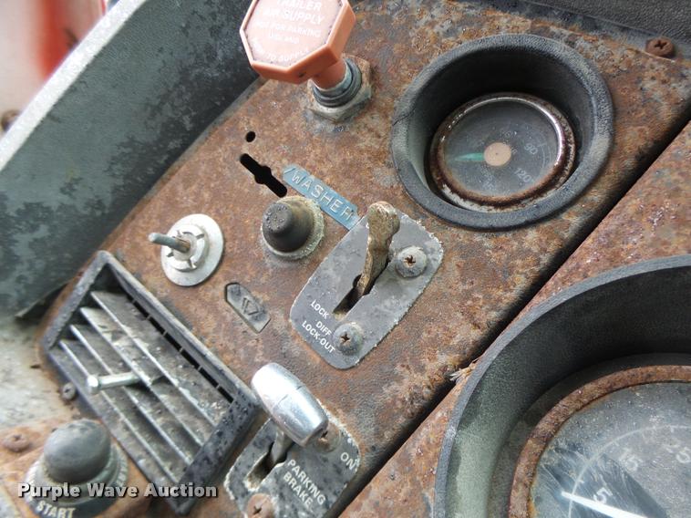 image for item DA3357 1984 Ford LNT9000 tender truck