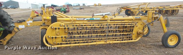 image for item DA7726 2007 Vermeer R2300 twin hay rake
