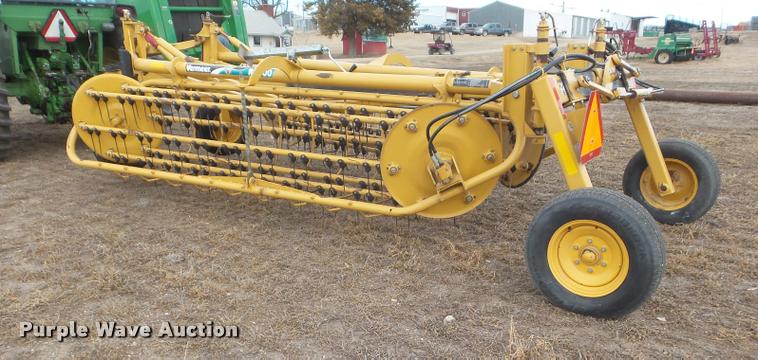 image for item DA7726 2007 Vermeer R2300 twin hay rake