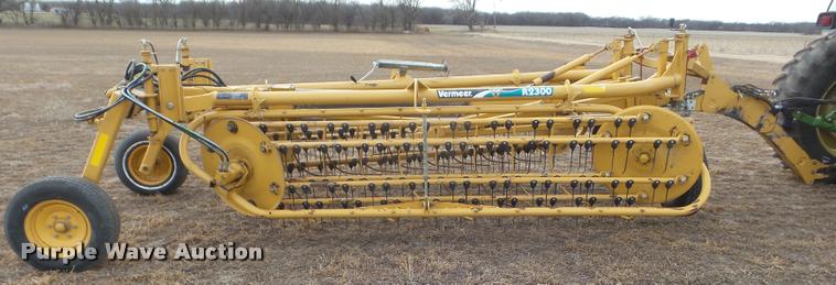 image for item DA7726 2007 Vermeer R2300 twin hay rake