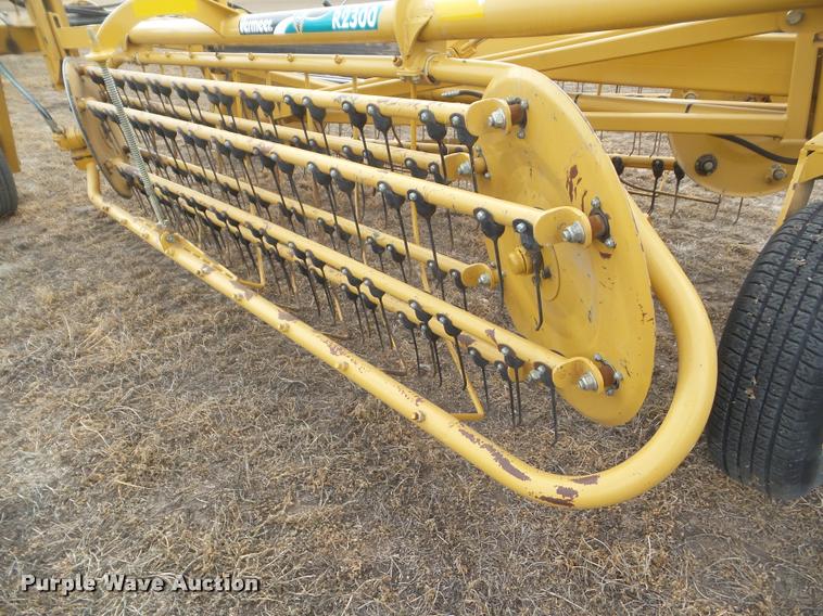 image for item DA7726 2007 Vermeer R2300 twin hay rake