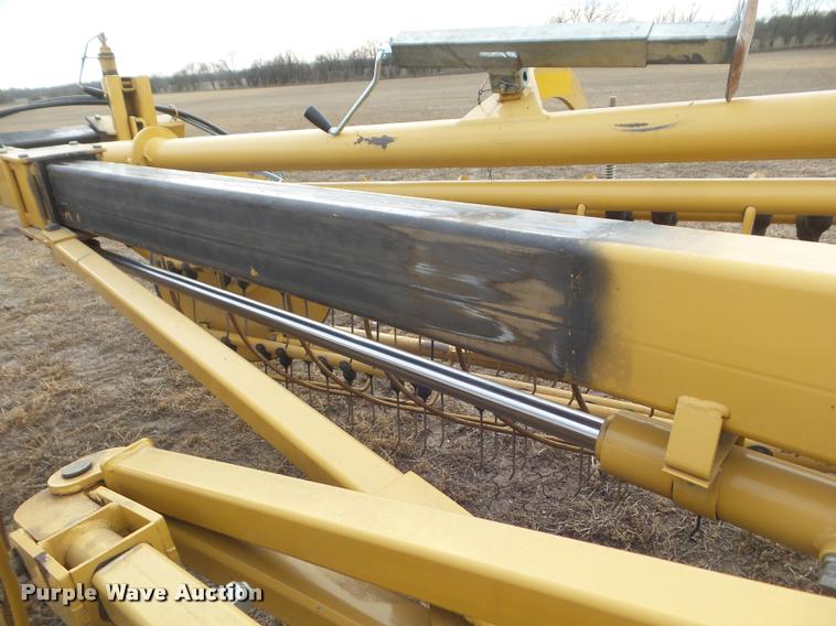 image for item DA7726 2007 Vermeer R2300 twin hay rake