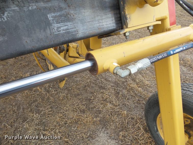 image for item DA7726 2007 Vermeer R2300 twin hay rake