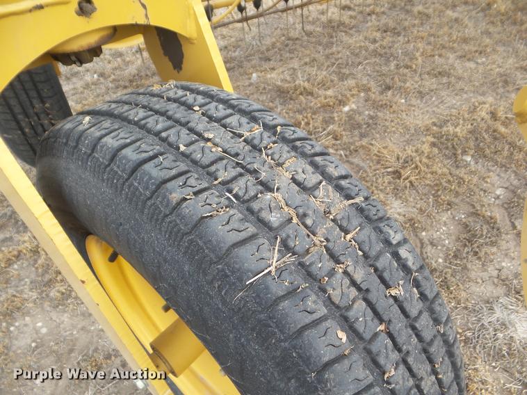 image for item DA7726 2007 Vermeer R2300 twin hay rake