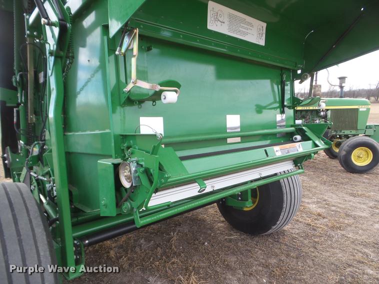 image for item DA7727 2013 John Deere 569 Premium round baler