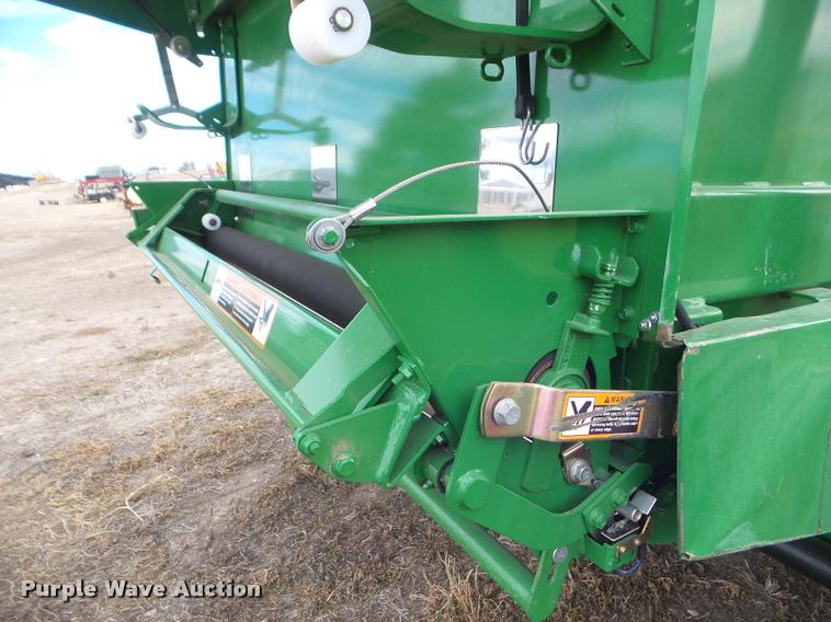 image for item DA7727 2013 John Deere 569 Premium round baler