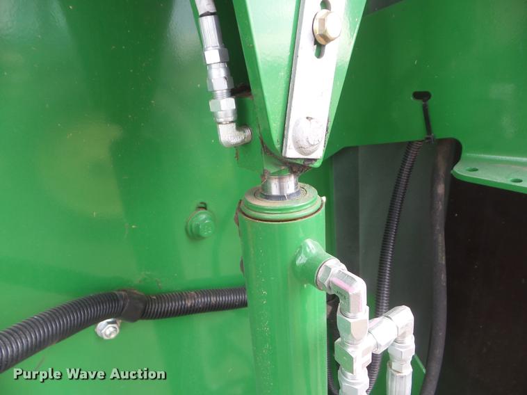 image for item DA7727 2013 John Deere 569 Premium round baler