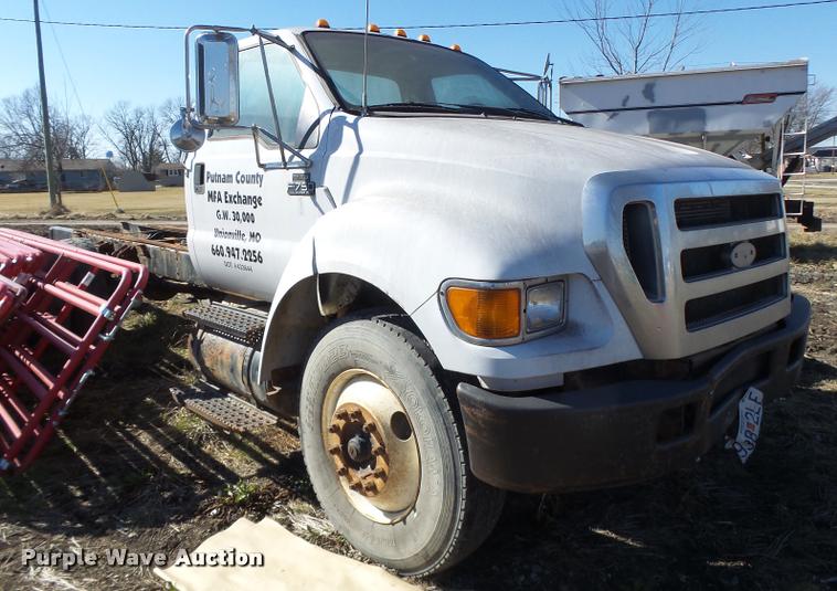 image for item DA9410 2004 Ford F750 Super Duty truck cab and chassis
