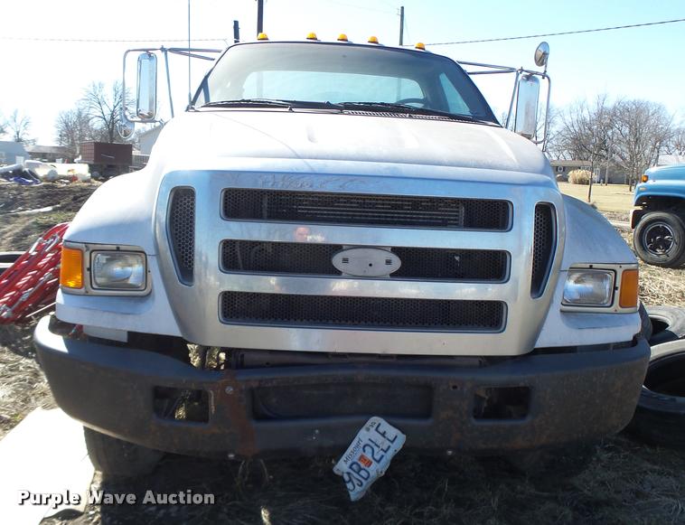 image for item DA9410 2004 Ford F750 Super Duty truck cab and chassis