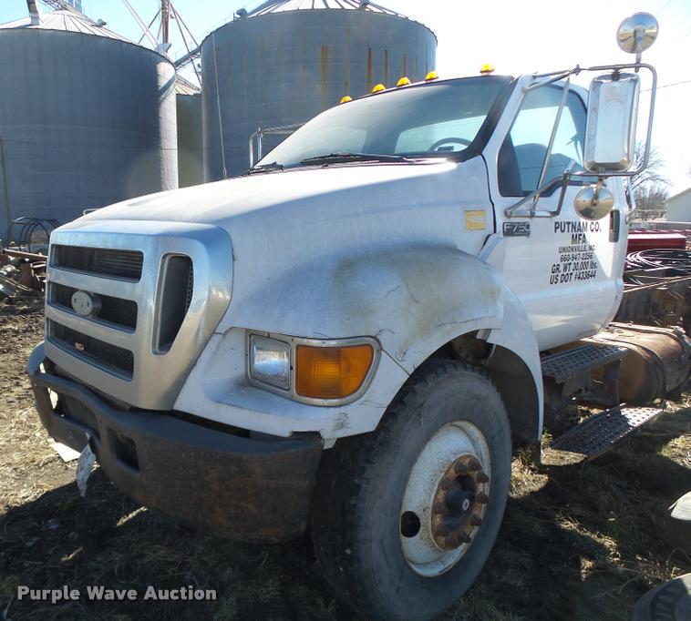 image for item DA9410 2004 Ford F750 Super Duty truck cab and chassis