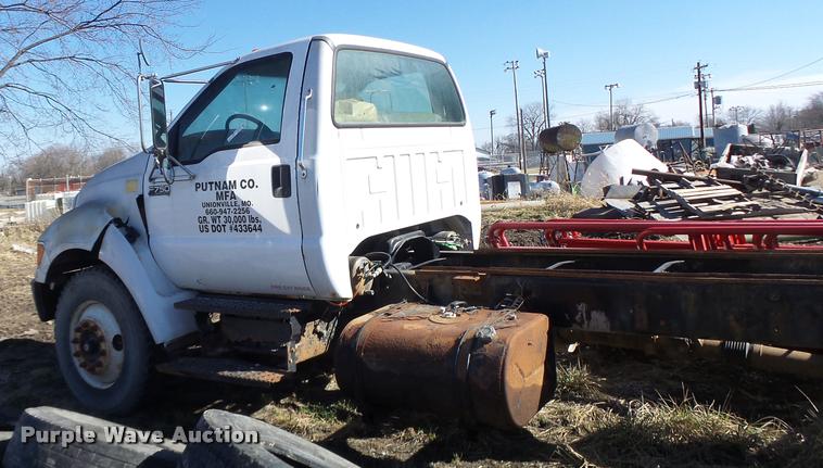 image for item DA9410 2004 Ford F750 Super Duty truck cab and chassis