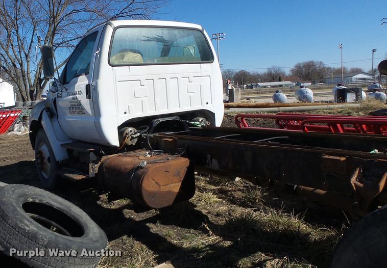 image for item DA9410 2004 Ford F750 Super Duty truck cab and chassis