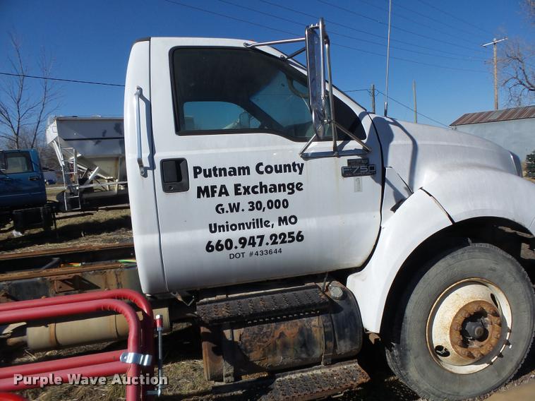 image for item DA9410 2004 Ford F750 Super Duty truck cab and chassis