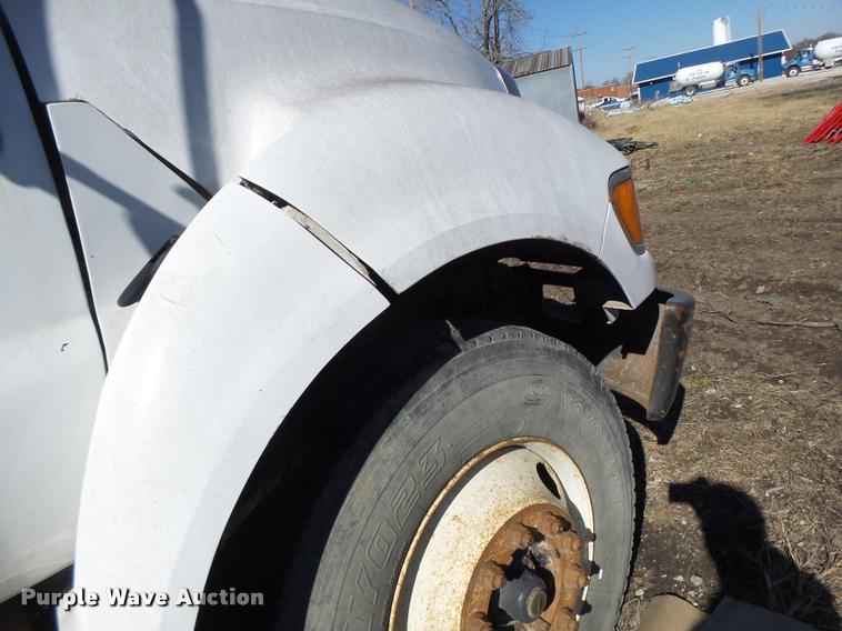 image for item DA9410 2004 Ford F750 Super Duty truck cab and chassis