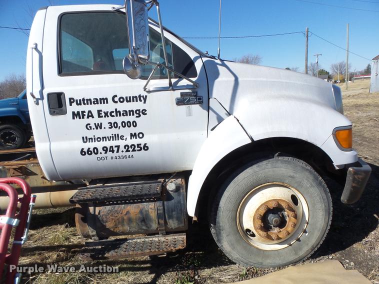 image for item DA9410 2004 Ford F750 Super Duty truck cab and chassis