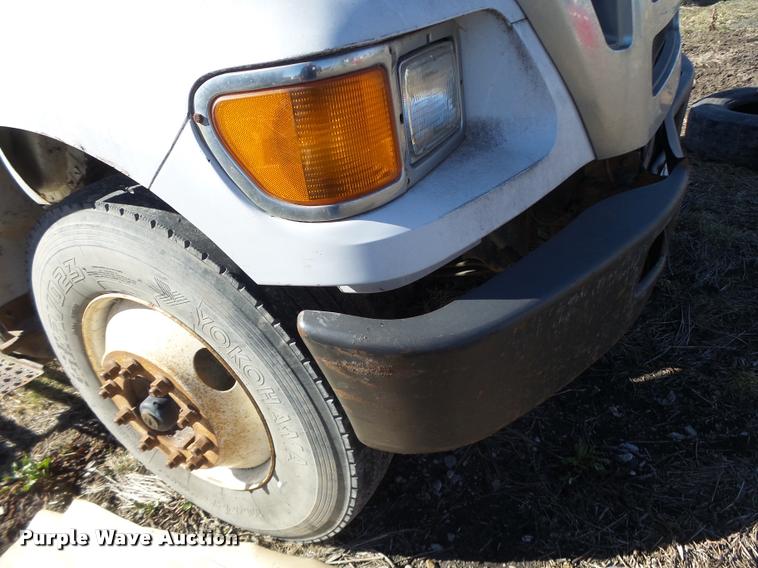 image for item DA9410 2004 Ford F750 Super Duty truck cab and chassis