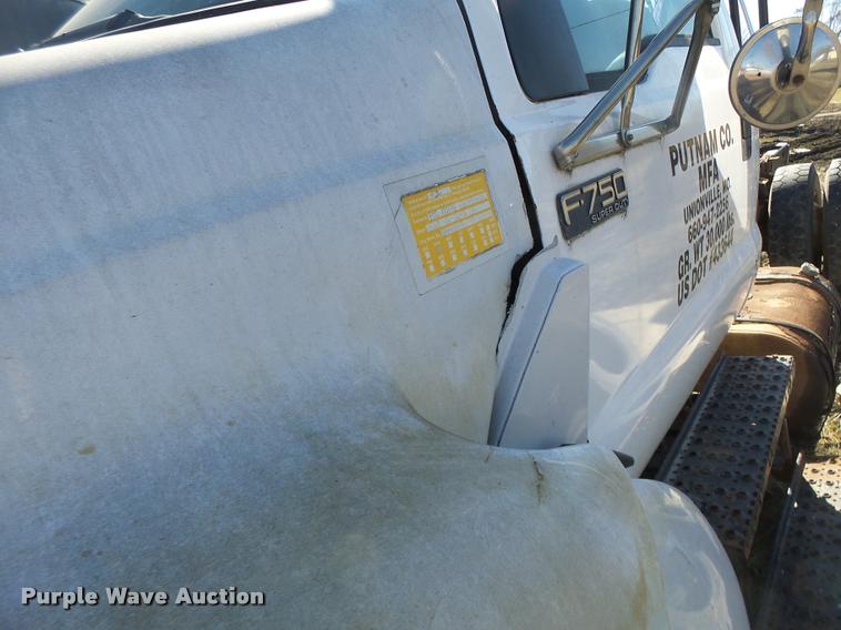 image for item DA9410 2004 Ford F750 Super Duty truck cab and chassis