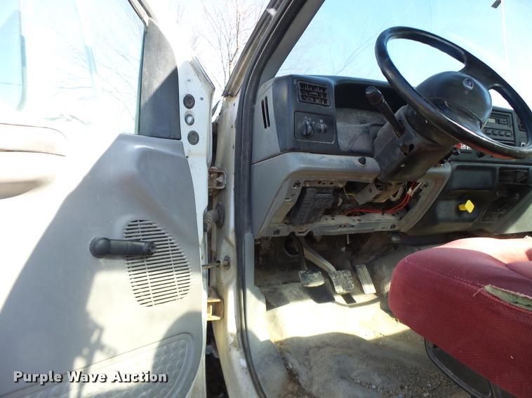 image for item DA9410 2004 Ford F750 Super Duty truck cab and chassis