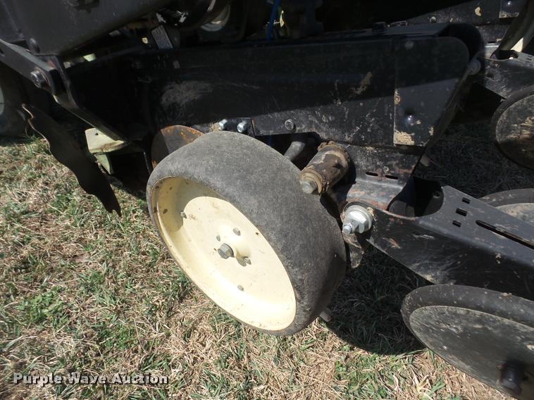 image for item DB0506 Kinze 2210 no-till planter