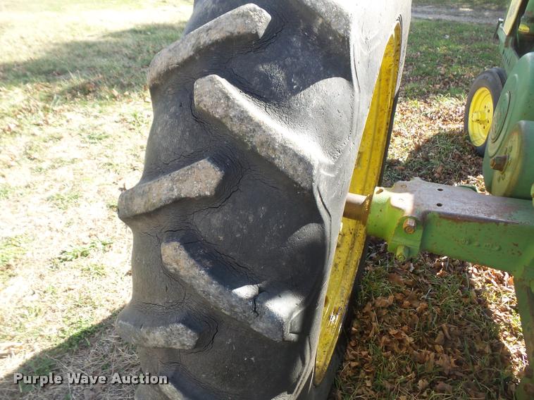 image for item DB0537 1957 John Deere 520 tractor