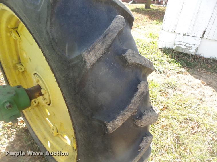 image for item DB0537 1957 John Deere 520 tractor