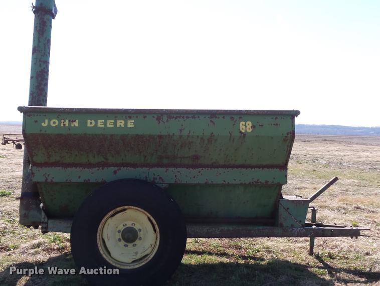 image for item DB0637 John Deere 68 feed wagon