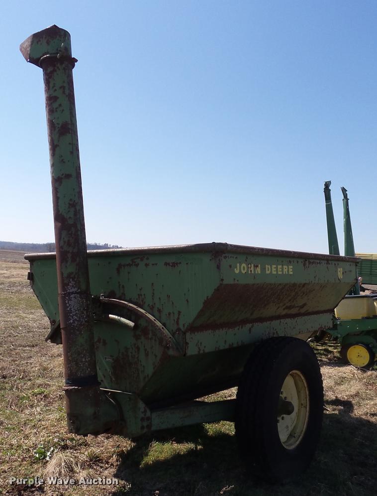 image for item DB0637 John Deere 68 feed wagon