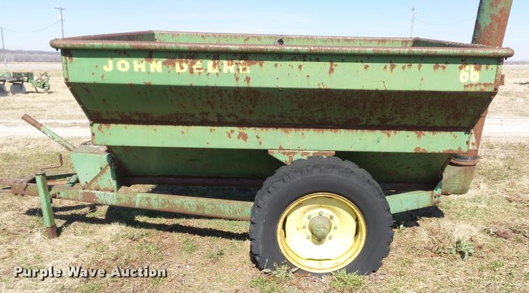 image for item DB0637 John Deere 68 feed wagon