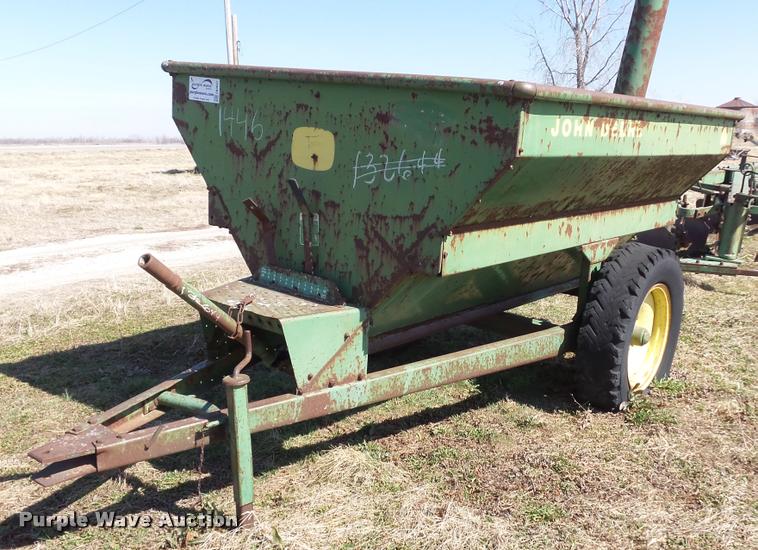 image for item DB0637 John Deere 68 feed wagon