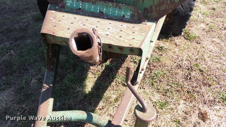 image for item DB0637 John Deere 68 feed wagon
