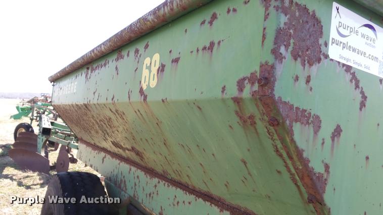 image for item DB0637 John Deere 68 feed wagon