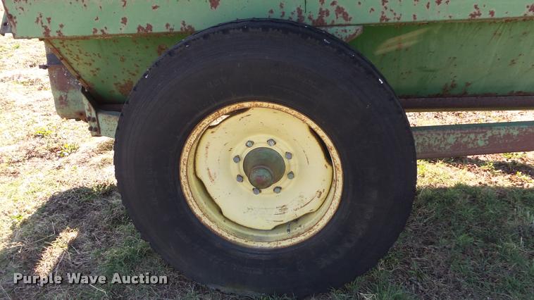 image for item DB0637 John Deere 68 feed wagon