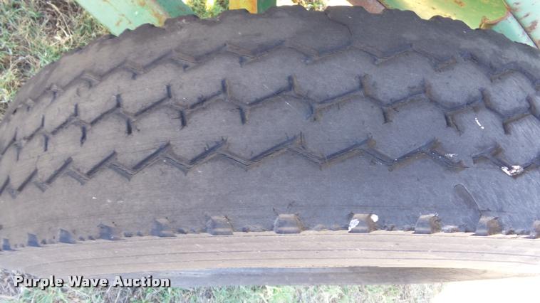 image for item DB0637 John Deere 68 feed wagon