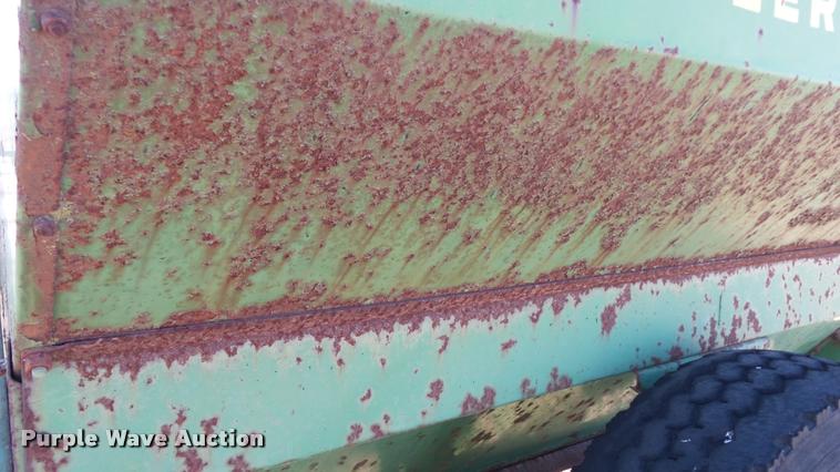 image for item DB0637 John Deere 68 feed wagon