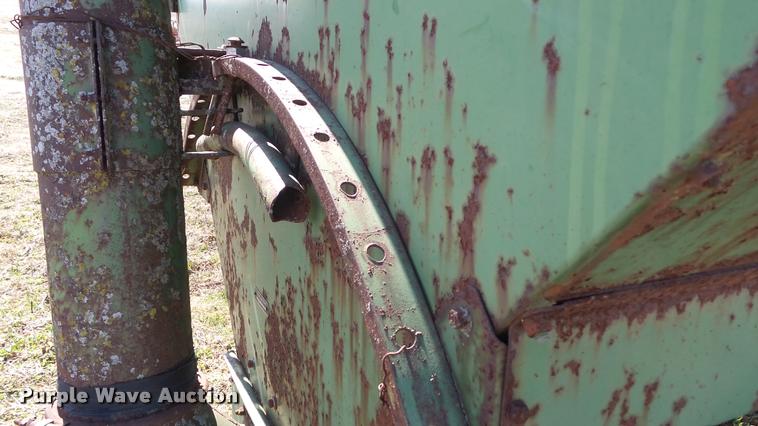 image for item DB0637 John Deere 68 feed wagon