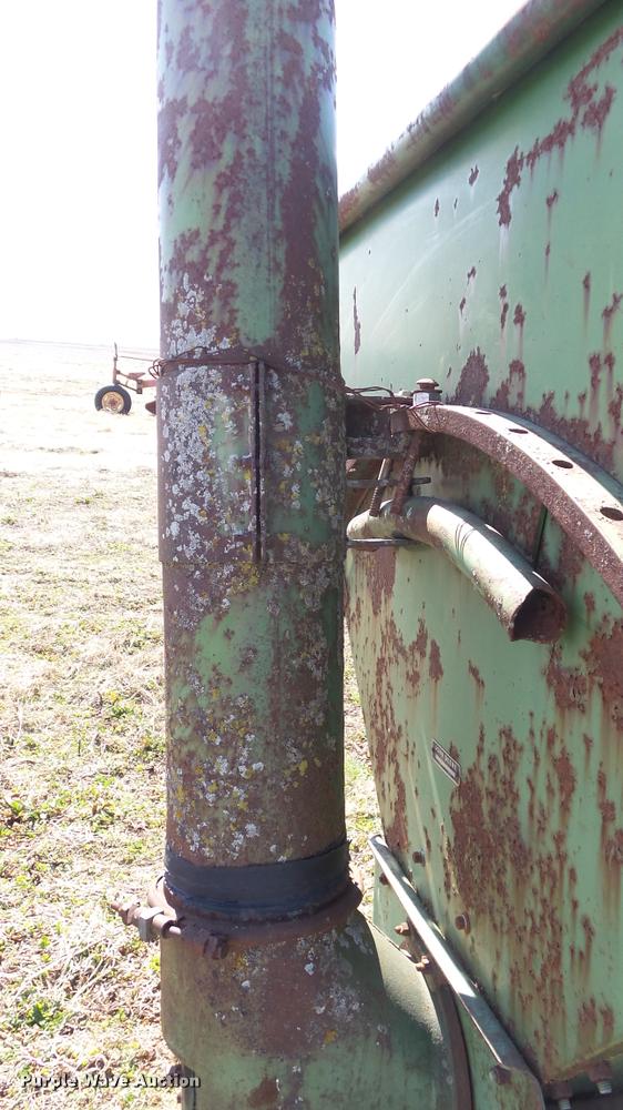 image for item DB0637 John Deere 68 feed wagon