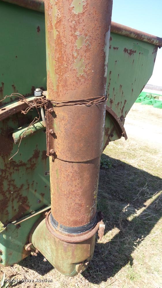 image for item DB0637 John Deere 68 feed wagon