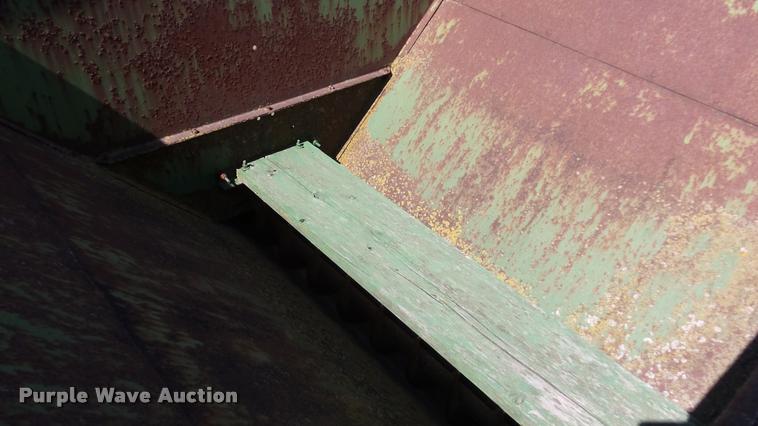 image for item DB0637 John Deere 68 feed wagon